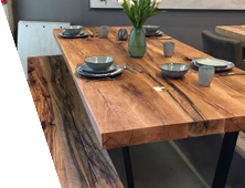 میز و نیمکت چوبی